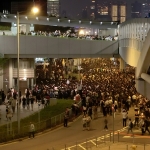 從金鐘港鐵站步上天橋，遠遠已看到聚集了不少人，但沒有反國教時那麼多人。